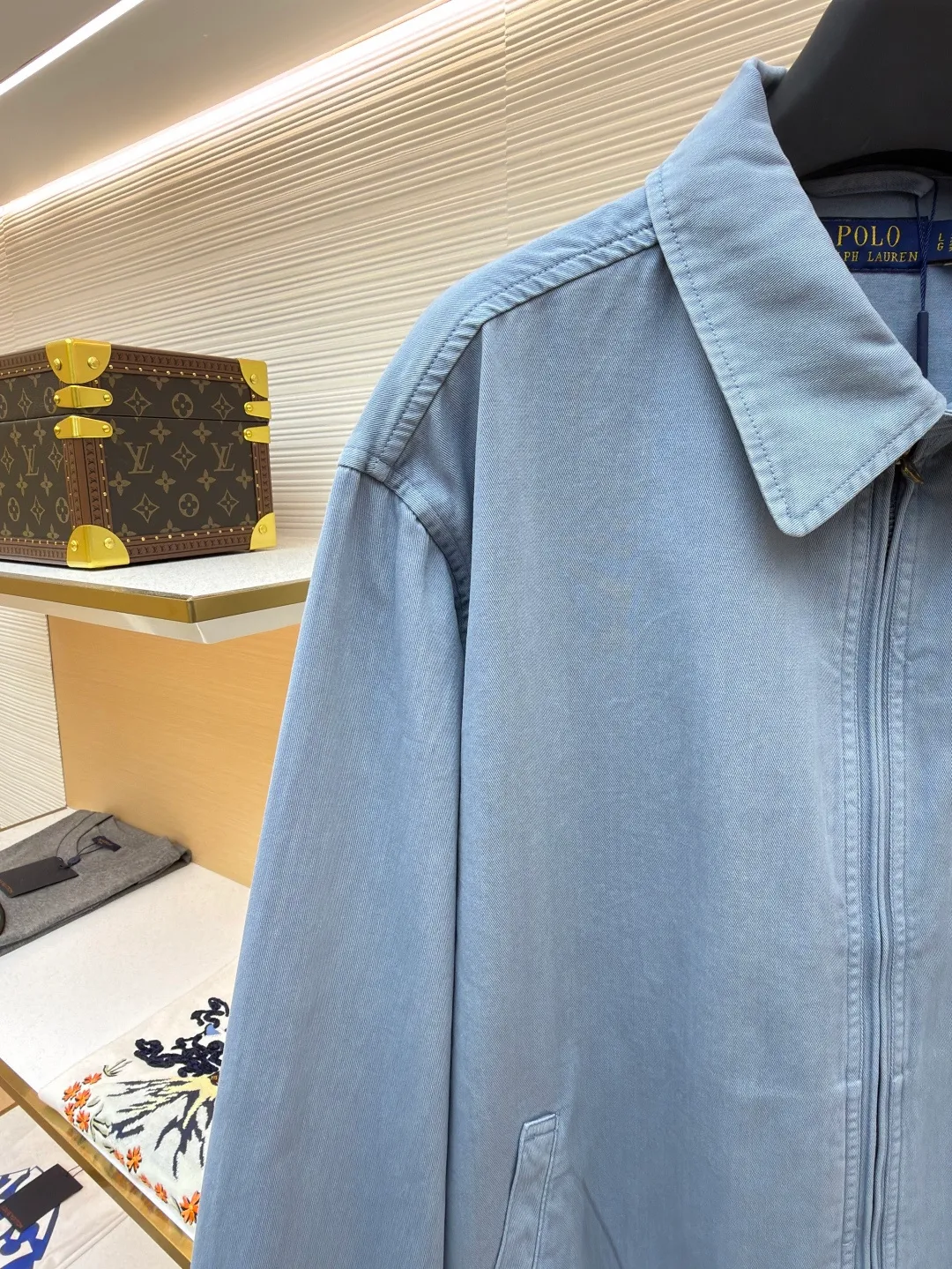 Ralph Lauren embroidered zipper jacket ●Original version: Purchased and developed by 4161 ●Item number: 1681943-B10 ●Fabric: cloudy blue twill cotton fabric ●Technology: embroidery production ●Color: blue ●Version: Fitted version ●Weight: about 575 grams ●Size: S-M-L-XL ●Description: Customized cloudy blue twill cotton, soft and silky, comfortable and close to the skin, with cloudy blue as the main tone, a color with a life attitude Exquisite white pony logo is embellished throughout. It is highly recognizable. It carries an atmosphere of freedom and vitality. It is a symphony of pure and smart colors. It reconstructs the classics with a neat silhouette. It is soft but not slumped. It is light but boney. It has a sense of advanced relaxation and is an effortless fashion interpretation. Imported machine embroidery technology is used. Advanced computer control systems and precision mechanical components are used to achieve the iconic pony embroidery operation. High precision. The lines are smooth and delicate. The template machine opens the bag. The preset template guides the position, shape and size of the bag opening. The accuracy ensures the quality of the bag opening effect. The hem is made at one time using a three-needle waist-drawing machine. The elastic band and the fabric are sewn together in the same process using the machine's special needle position and feeding mechanism. The three-needle design is stronger and can evenly distribute pressure. Make sure the elastic band is tightly attached to the fabric, and follow the original color system for dyeing. Prioritize the original color and fabric material to select a special dye, then heat it to the appropriate temperature, perform dip dyeing, and finally perform color registration. The overall wiring is straight and delicate, the fabric is comfortable and soft, and the color is consistent without color difference. It can be matched with the same style to create a fashionable look and control various occasions. Customized accessories, complete with three standards, same style for men and women!